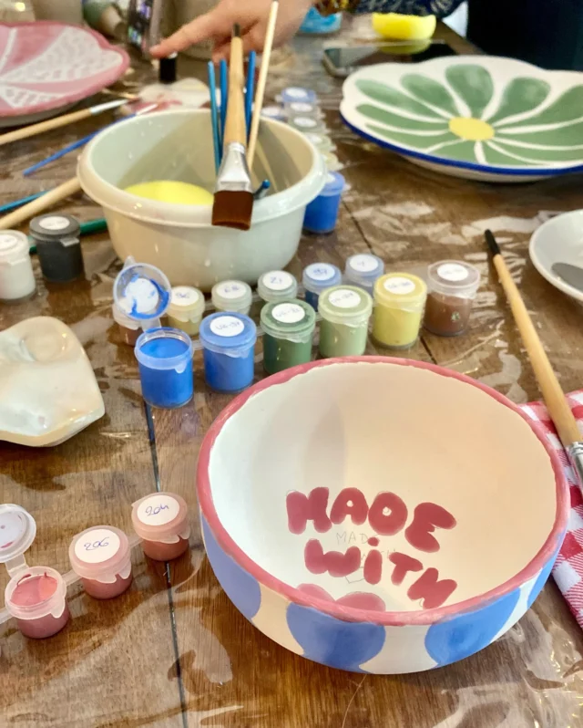 ✨ Chez @loccasioncafe, on ne vient pas juste pour un café ☕🤭

Ateliers manuels, apéro-peinture, conférences, expositions, initiations au café de spécialité ou bien à l’oeonologie, il y a toujours une bonne raison de traîner à l’Occasion Café (en dehors de nos cookies 🍪)

Et le soir venu, la @petiteoccasion.reims prend le relais 🍷

Ambiance bar à vin, avec quiz, bingo ou soirées jeux... de quoi rassembler les rémois.e.s autour d’un verre de vin, d’une bonne cuisine et de bons moments 🎲🍇🫶

Alors merci à tous ceux qui organisent ces évènements avec nous et à ceux qui font vivre le lieu !