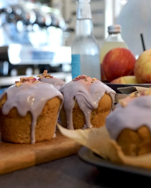 APRIL DUMP ⭐️⭐️

➡️Petit retour sur ce mois d’avril bien chargé et plein de nouveautés 🤗

1- On a lancé les ubé muffin (et vous avez l’air d’adorer 🥰)
2- Le retour du cold brew maison ! ☕️
3- Le Bingo de la @petiteoccasion.reims ! 🍷
4- On dit byebye à la vitrine pour en accueillir une nouvelle prochainement… (coucou @christinesejean 😉)
5- Le brunch d’avril !! 🍳🌱
6- Nos nouvelles boissons, le café-orange et le matcha-orange 🤎🧡💚
7&8- la dégustations vins et chocolat avec @petitvelours.vin et @les_chocolats_de_maud 🍫🍷
9&10- L’atelier dessin et origami de @naynitte_s_eyes 🎨
11- Un nouvel autocollant pour rejoindre notre planche sortie en décembre ☕️⭐️